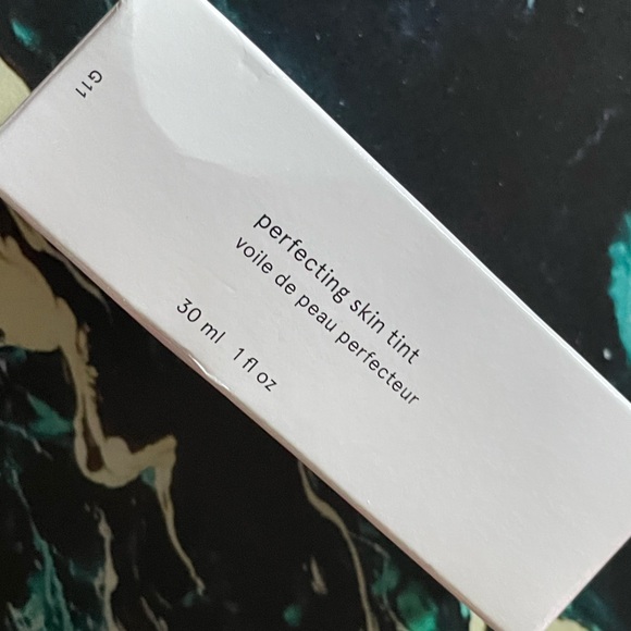 NIB Glossier Perfecting Skin Tint in G11 - Picture 7 of 9